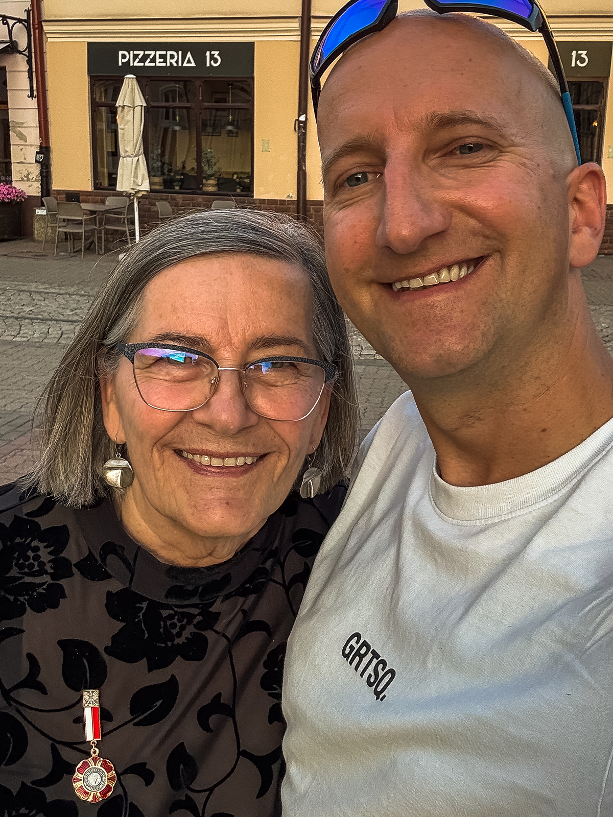 Halina Jucha z synem po uroczystości wręczenia odznaki